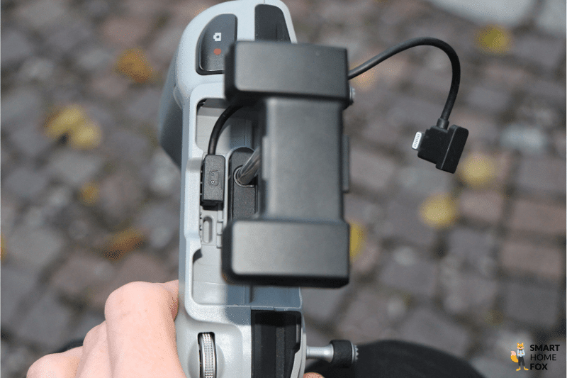 Unter der Antenne der DJI Mini 3 Pro Fernsteuerung befindet sich das Verbindungskabel zwischen Controller und Smartphone